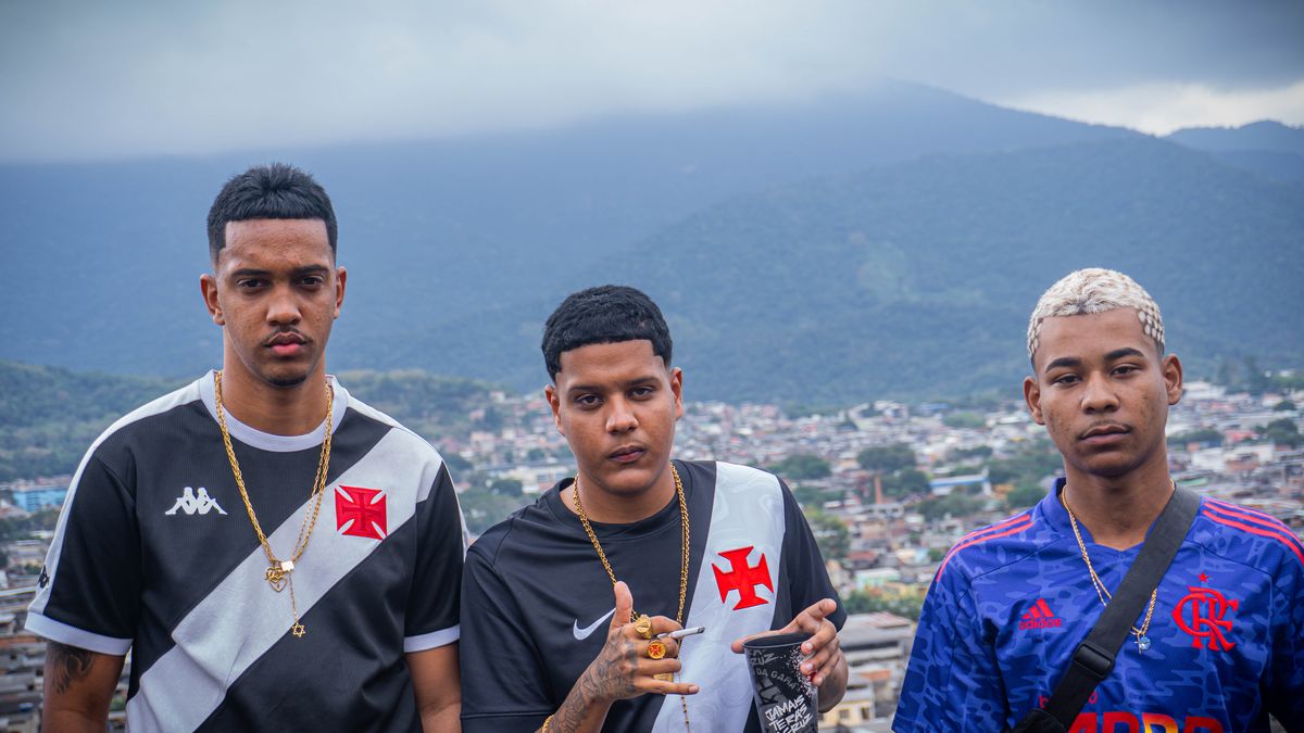 Artistas posando durante gravação de videoclipe