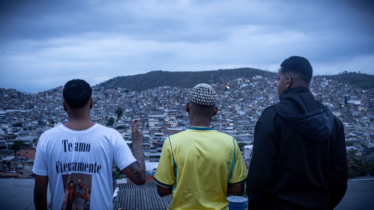 Gravação de videoclipe com vista do morro ao fundo