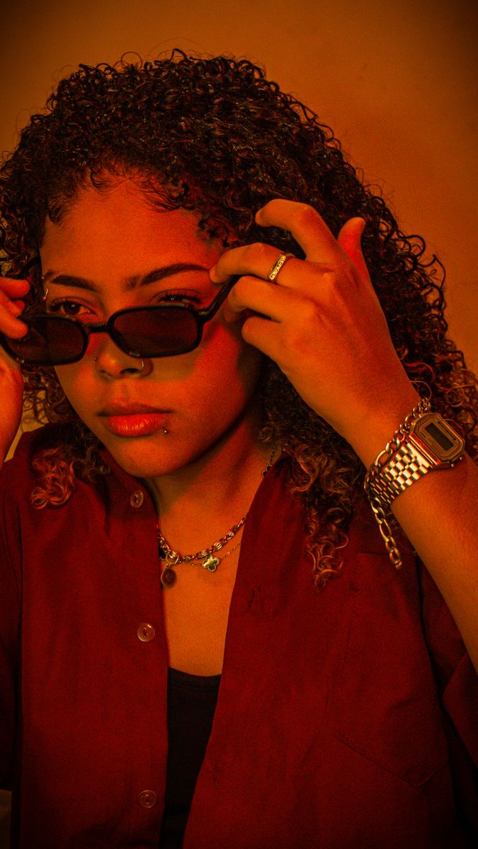Retrato de ensaio fotográfico com fundo laranja