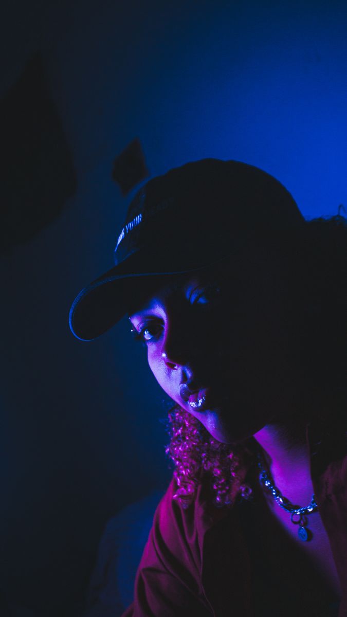 Retrato de ensaio fotográfico sob luz azul